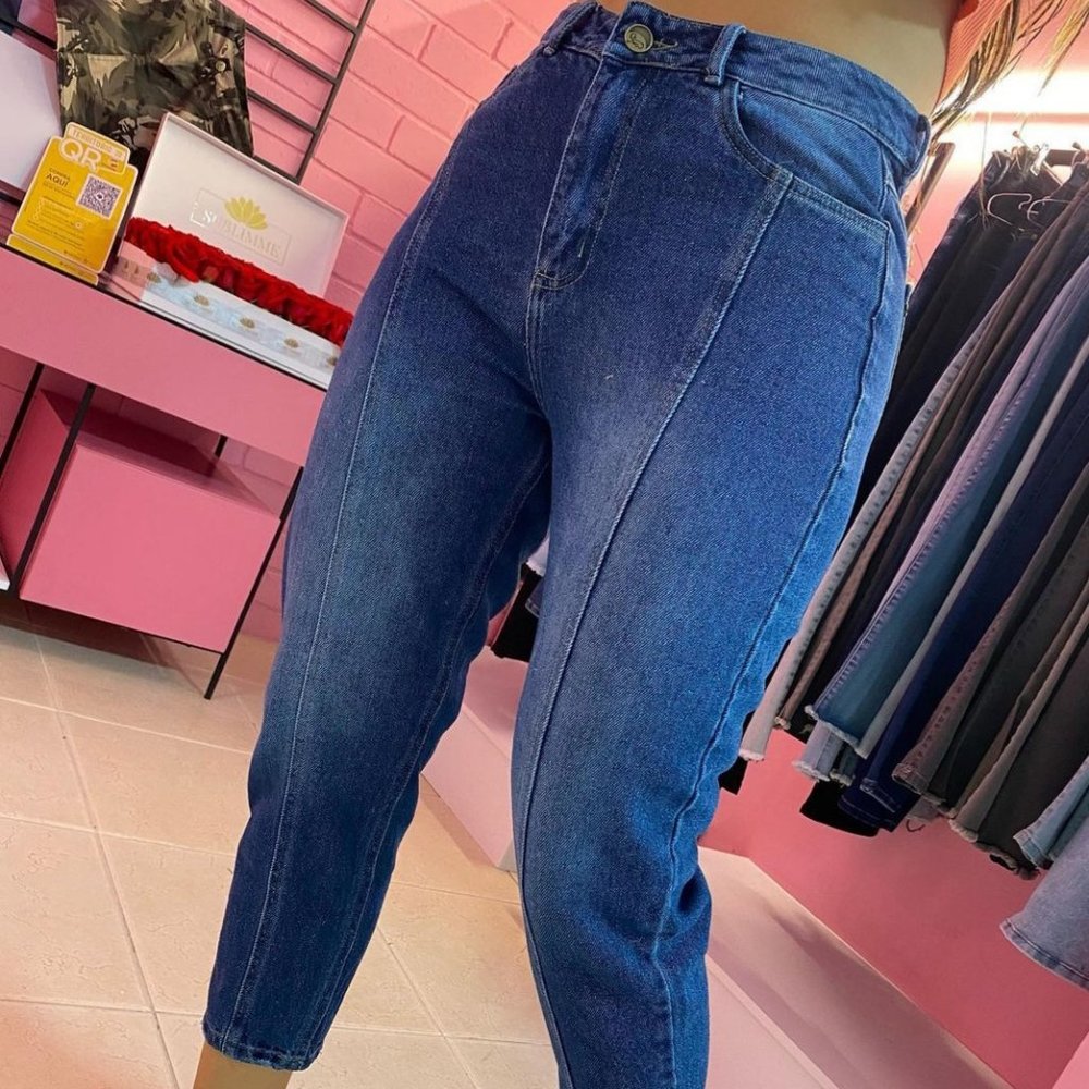 Jean mom fit, straight boot fold in the center